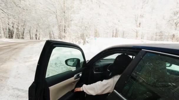 Повільний Рух Кавказької Брюнетки Жінка Потрапляє Чорний Автомобіль Закриває Двері — стокове відео