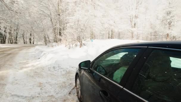 Кавказька Молода Жінка Всередині Автомобіля Дивиться Через Вікно Неба Прогноз — стокове відео