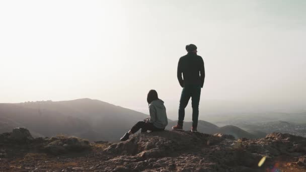 Pareja Vista Trasera Estática Disfrutar Panorama Juntos Naturaleza Aire Libre — Vídeo de stock