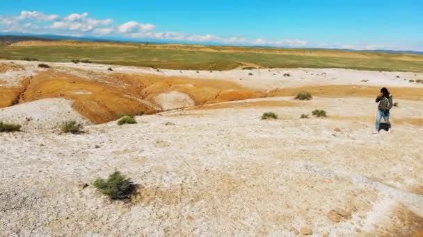 Hızlı Hareket Eden Genç Beyaz Kadın Çamur Volkanlarında Gerçek Zamanlı — Stok video