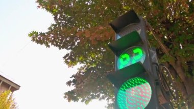 Trafik ışığı kırmızıdan yeşile dönüşüyor. Açık hava görüntüsünü kapatın.