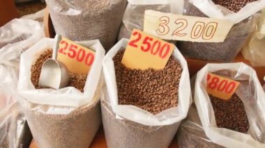 Ağır çekim görüntüleme torbalarda çiğ kahverengi kahve çekirdekleri Ermenistan 'da gıda pazarında kapanıyor