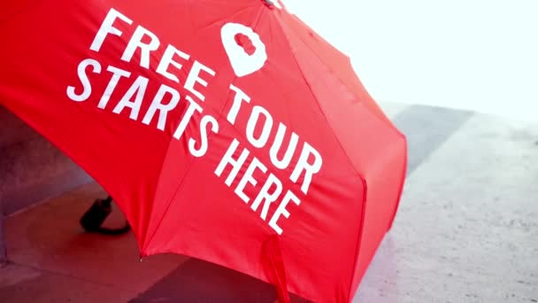 Red Guides Gratuits Randonnée Parapluie Sur Sol Dans Une Journée — Video