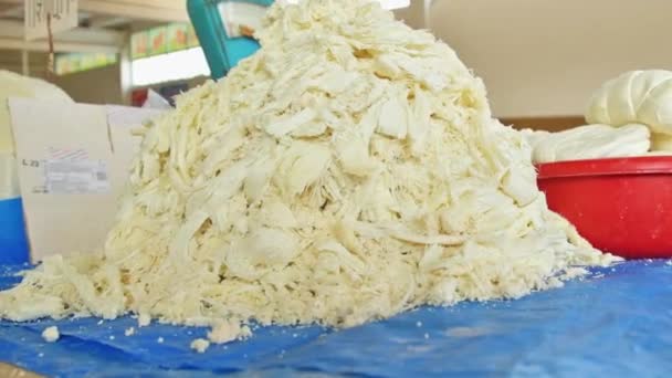 Nahaufnahme Hausgemachte Verschiedene Käsesorten Ständen Auf Dem Lokalen Markt Vanadzor — Stockvideo