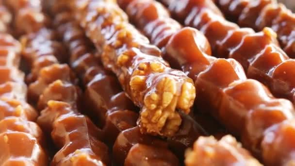 Nahaufnahme Köstliche Traditionelle Georgische Süßigkeiten Wüste Churchkhela Auf Dem Lokalen — Stockvideo