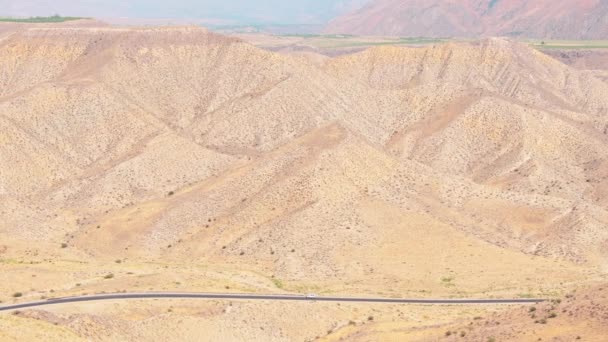 Vozidlo Jede Dálce Obklopen Vysokými Malebnými Horami Venku Arménii Road — Stock video