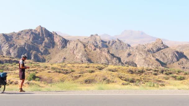 Vit Man Tar Selfie Cykelsemester Natursköna Kaukasus Armenia Bergen Regionen — Stockvideo