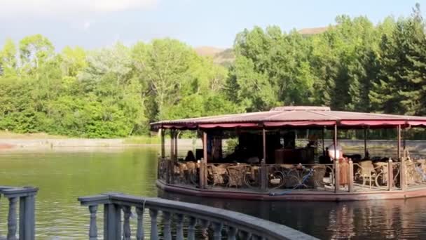 Panning Pohled Lidé Plovoucí Loď Kavárna Vychutnat Den Yotnaghbyur Jezera — Stock video
