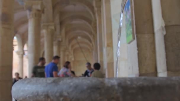 Eau Source Minérale Dans Galerie Eau Minérale Avec Touriste Arrière — Video