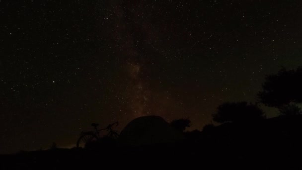 Yeşil Çadır Silueti Gece Dağlarda Bisiklet Turu Kutup Yıldızının Etrafında — Stok video