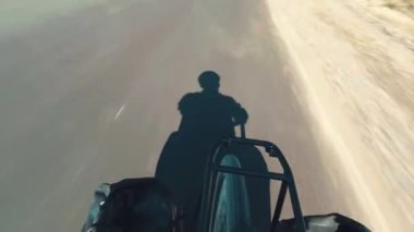 Arka planda asfalt üzerinde bisiklet süren insan silueti ile hızlı hareket hiper sürat tekeri görünümü