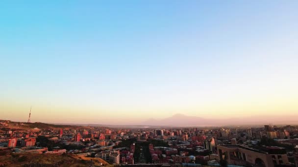 Panoramik Geniş Erivan Şehir Merkezi Yazın Günbatımında Şelale Kompleksinden Görüntüler — Stok video