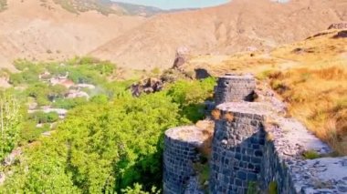 Bjni kalesinin manzarası Ermenistan 'daki harabeleri gösteriyor. Kafkas konseptinde gezmek