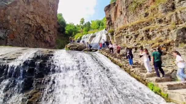 Jermuk Arménie Srpna 2021 Turistický Výstup Schodech Pod Malebným Vodopádem — Stock video