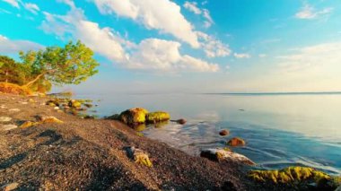 Sevan Gölü 'nün güneşli kumsal panorama zaman çizelgesi. Ermenistan 'da popüler bir tatil beldesi. 4K yüksek kaliteli görüntü