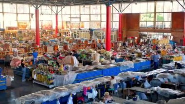 Erivan, Ermenistan - 30 Ağustos 2021: Ermenistan 'ın başkenti Erivan' daki ünlü Sakız pazarı. Kafkaslarda geleneksel yiyecek ve hediyelik eşyalar satılıyor.
