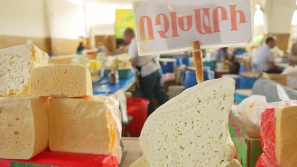 近くで何が起きているのでしょうか アルメニアのバナドールの市場では 様々なチーズが売られていました — ストック動画
