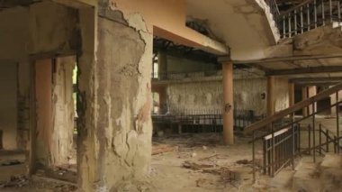 25 Ağustos 2021 - Jermuk, Ermenistan - Terk edilmiş Jermuk spor ve kültür kompleksinin eski merdivenleri