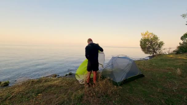 Rápido Movimento Estático Lapso Tempo Pessoa Masculina Viajante Pacote Tenda — Vídeo de Stock