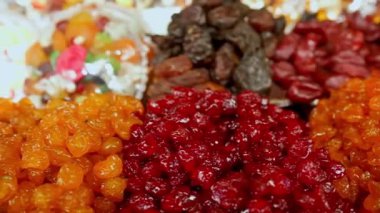 Erivan, Ermenistan 'daki Gum pazarında satılık renkli kurutulmuş meyve ürünlerini kapatın