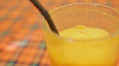 Geleneksel Ermenistan sarı suyu bardakta pipetle içilir. Kafkas kültürü ve yiyecek konsepti