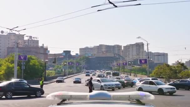 エレバン アルメニア 2021年8月27日 交通規制警察官が交差点の車の標識を示している 意図的なぼやけた道路管理の概念の背景 — ストック動画