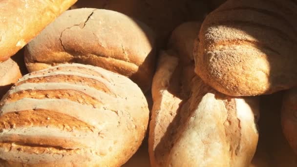 Piekarnia Rzędy Świeżych Chrupiących Bochenków Chleba Leżących Półce Proces Pieczenia — Wideo stockowe