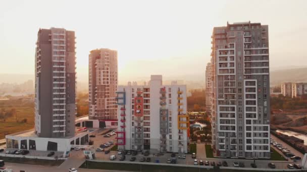 2021年10月17日 格鲁吉亚第比利斯 绿色菱形公寓建筑群大楼 背景阳光灿烂 格鲁吉亚房地产业概念 — 图库视频影像