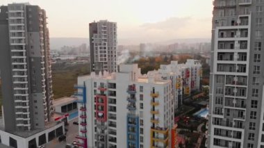 Tiflis, Gürcistan - 17 Ekim 2021: Kafkasya 'nın kuzeyindeki Tiflis Mahallesi' ndeki konut binaları ve ticari mülklerde geriye doğru uçan hava aracı geri uçuşu