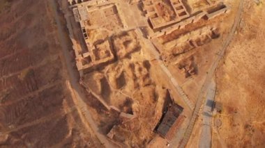 Ermenistan 'ın başkenti Erivan' da havadan bakıldığında eski erebuni kale harabeleri ve duvar inşa ediliyor. Eski tarihi uraryan güçlendirilmiş 8. Yüzyıl şehri