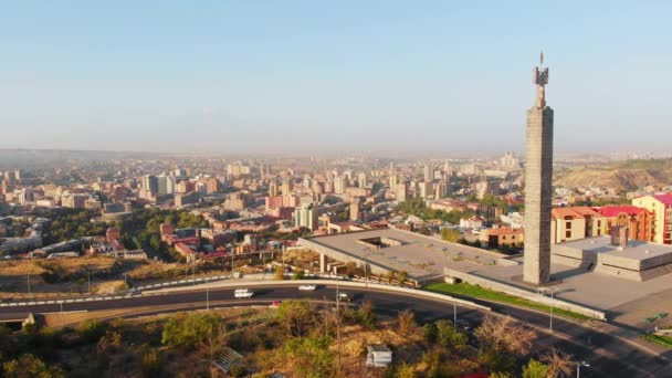 Yazın Puslu Sabahında Şelale Kompleksinden Erivan Şehir Merkezindeki Hava Statiği — Stok video