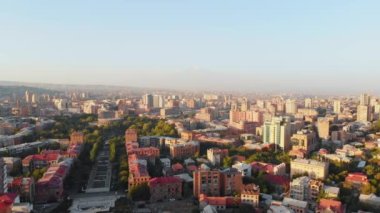Ararat Dağı 'nın arka planına sahip Erivan panoraması, şehir mimari binaları, televizyon kulesi. Ermenistan, Ararat Dağı bulutlu bir günde.
