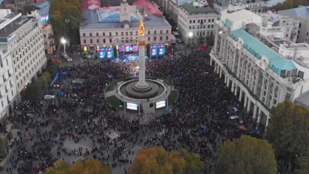 2021年10月28日 格鲁吉亚第比利斯 空中特写镜头 观看自由广场上的人群观看民主党 格鲁吉亚梦 政治煽动活动 高加索概念中的政治权力 — 图库视频影像