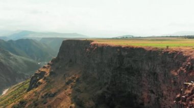 Ermenistan 'daki manzaralı vadi manzarası. Kadın turist, sosyal medya için poz veriyor. Yaz konseptinde açık havada seyahat etmek