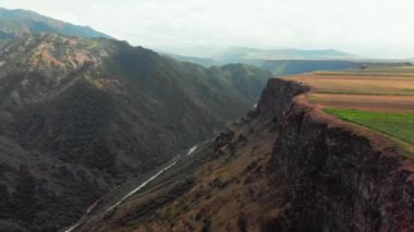 Ermenistan 'ın Lori eyaletindeki vadi panoramik manzarasının sinematik görüntüsü. Kafkasya 'da seyahat hedefi
