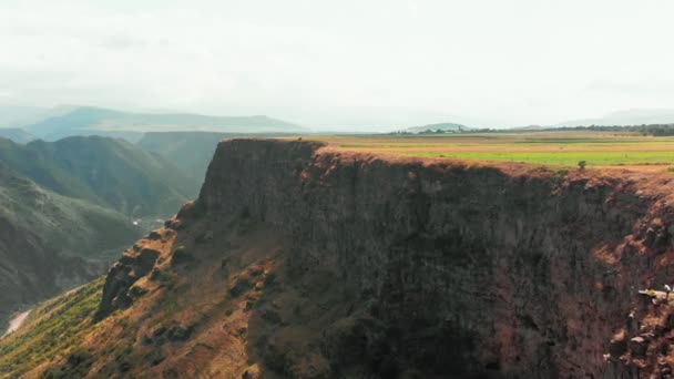Luftaufnahme Einer Malerischen Tallandschaft Armenien Mit Touristinnen Die Auf Klippen — Stockvideo