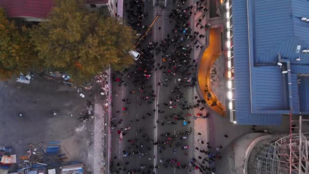 Tbilisi Geórgia Outubro 2021 Inclinação Aérea Para Cima Vista Multidões — Vídeo de Stock