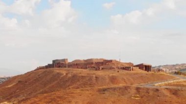 Ermenistan 'ın başkenti Erivan' da harabe ve duvar inşa eden eski erebuni kalesinin yan görüntüsü gözler önüne seriliyor. Eski tarihi uranyan şehri, yeni modern Erivan panoramasıyla güçlendirilmiş VIII.