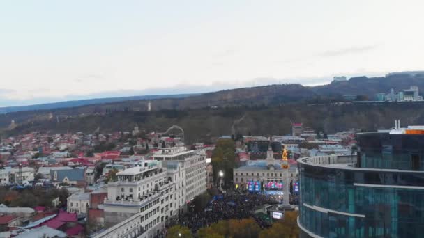 Tiflis Georgia Octubre 2021 Aerial Rising View Crowds People Freedom — Vídeo de stock