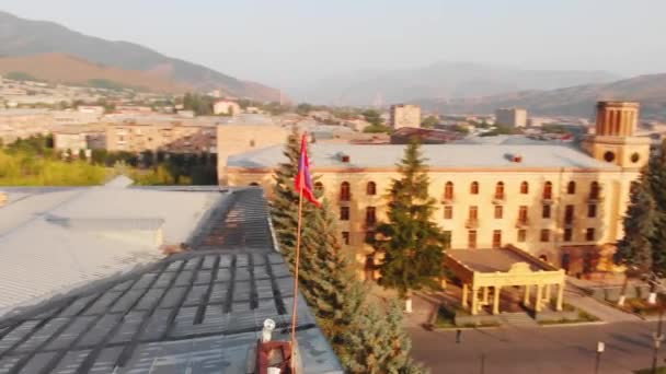Lingkaran Udara Mengitari Bendera Atap Vanadzor Dengan Panorama Kota Konsep — Stok Video