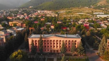 Ermenistan 'daki belediye binaları panorama ile Vanadzor belediye binası görüş alanında.