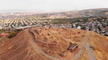 Erebuni Kalesi, Erivan şehir panorama arka planına sahip tepede yer alan bir harabe. Eski bir urartian şehri. Ermenistan 'da önemli tarihi bir yer