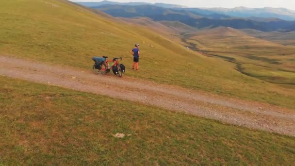 Vzdušný Kruh Kolem Šťastný Fit Cyklista Osoba Venku Vychutnat Čerstvý — Stock video