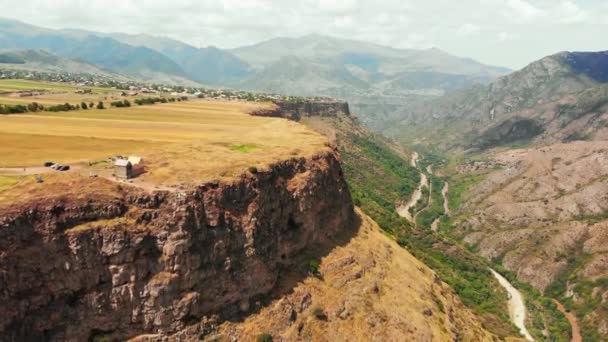空中パノラマビュー有名なランドマーク的なアルメニア建築デビッド川渓谷の背景を持つ崖の上にHoromayri修道院複合体 — ストック動画