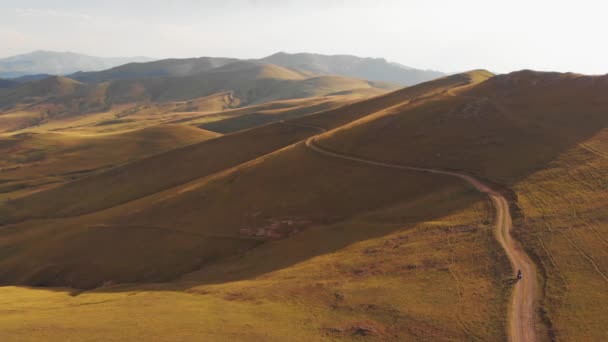 Aerial Bjuder Ögon Cyklist Natursköna Armenien Landsbygden Berg Cykel Turnera — Stockvideo