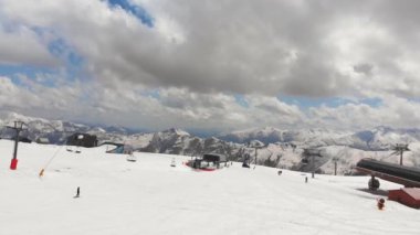 Gudauri kayak merkezindeki mavi yamaçta kayak yapan yeni başlayan kadın kayakçıların izini sürüyorum. Seyahat tatil beldesi.