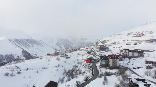 Luftaufnahme Gudauri Dorf Lkw Transport Schneebedeckten Bedingungen Mit Bergpanorama — Stockvideo