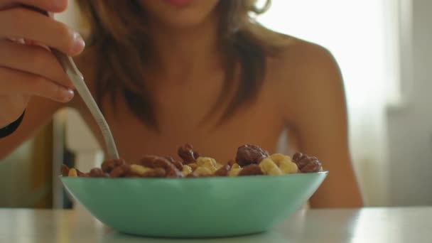 Chiudi Giovane Ragazzo Tavolo Mangia Cereali Colazione Casa Vai Controllare — Video Stock