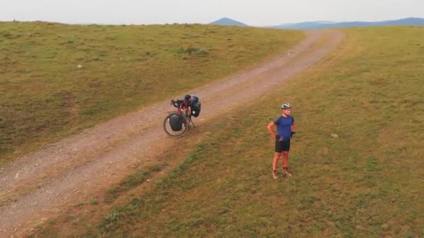 Luftbild Fröhliche Fröhliche Kaukasische Männliche Radfahrer Stehen Neben Roten Tourenfahrrädern — Stockvideo