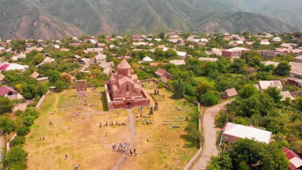 Pandangan Statis Udara Wisatawan Oleh Gereja Odzun Landmark Dengan Rumah — Stok Video